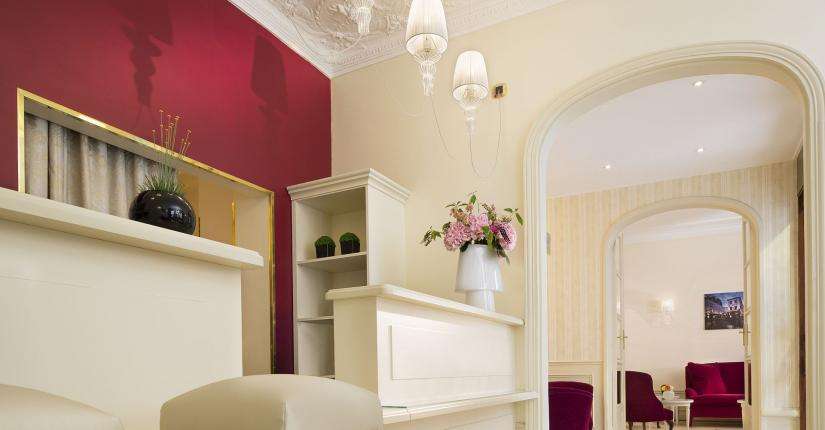 Hôtel Queen Mary - ホテル